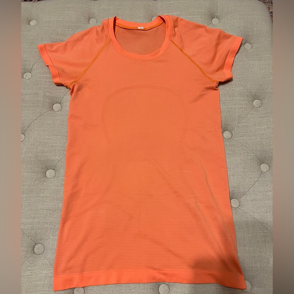 Lululemon Swiftly Tech Short Sleeve Size 6- Orange Soda